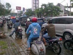 Jalan Ciledug Raya Banjir, Puluhan Motor Mogok