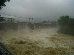Banjir Kiriman Tiba Nanti Malam, Ratusan Warga Kampung Pulo Mengungsi