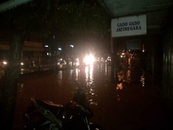 Banjir di Jatinegara, Arus Lalin ke Matraman Dialihkan via Polres Jaktim