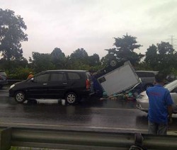 Mobil Boks Terbalik di Tol Jagorawi