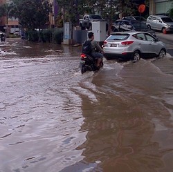 Warga Manfaatkan Banjir Cengkareng untuk Mencuci Motor