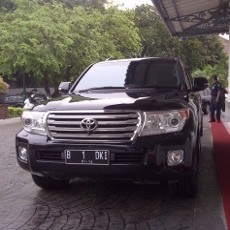 Akhirnya! Jokowi Ngantor dengan Mobil B 1 DKI