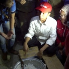 Di Posko Banjir Pasar Minggu, Jokowi Coba Nasi & Telur Dadar untuk Pengungsi