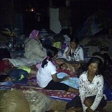 Ibu & Bayi Korban Banjir Rawajati Tidur di Bawah Jalan Layang