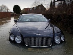 Bentley Ini Mogok Saat Terobos Banjir