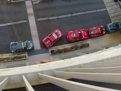 Duh, Sulitnya Parkir Paralel Mobil Ferrari Lama