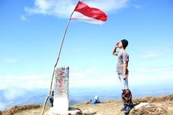 Merah Putih di Puncak Bulusaraung
