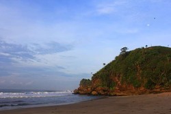 Pantai Ngantep, Surga Selancar di Selatan Malang