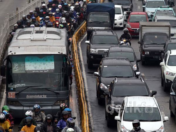 Separator Bus Way Ditinggikan, Tetap Diterobos