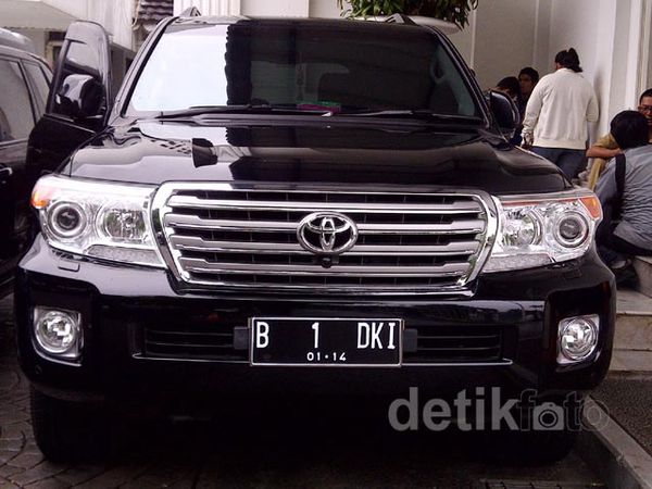 Jokowi Ngantor dengan Mobil B 1 DKI