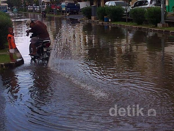 Banjir Genangi Jalan-jalan di Cengkareng