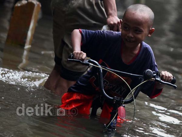 Bermain Sepeda di Saat Banjir