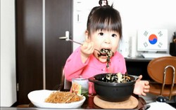 Gadis Kecil Rino, Penikmat Makanan Seluruh Dunia