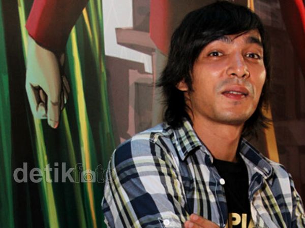 Gaya Casual Abimana Aryasatya