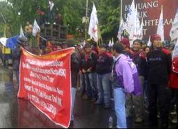 Buruh FSPMI Demo di Depan Grahadi, Lalu Lintas Jl Gusur Tersendat