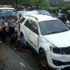 Fortuner Putih Dikemudikan Pelajar Terguling di Jalan Perumahan Araya
