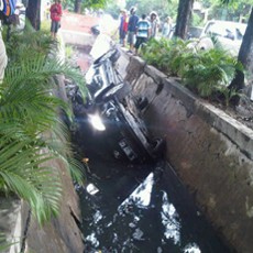 Hindari Penyeberang Jalan, Yaris Nyemplung Selokan
