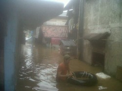 Masih Terendam Air, Kondisi Kampung Pulo Jorok dan Rawan Penyakit