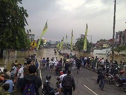 Ciliwung Meluap, Ratusan Pemotor Terjebak di Fly Over Tebet