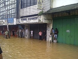 Belasan Pemotor Nekat Kena Jebakan Banjir di Jl Abdullah Syafei