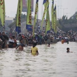 Menkokesra Kunjungi Posko Banjir di Kampung Pulo