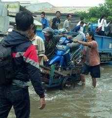Jl Raden Saleh Tangerang Banjir 30 Cm, Jasa Gerobak Patok Rp 30 Ribu