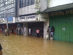 Banjir Genangi Komplek Ruko Jatinegara, Pedagang Karpet Rugi Rp 20 Juta