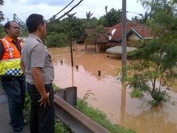 Banjir Landa Perkampungan Pinggir Tol Merak, Warga Diungsikan