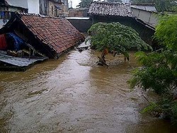 Banjir di Rawajati Masih Setinggi 1,5 Meter
