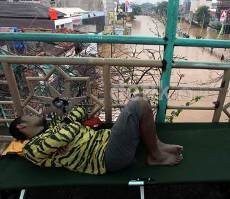Rumah Kebanjiran, Tidur di Jembatan Penyeberangan pun Jadi