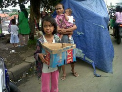 Duh! Korban Banjir di Cililitan Turun ke Jalan Minta Sumbangan