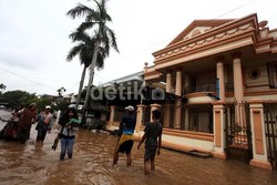 Banjir Melanda Perumahan Elite di Jakarta Barat, Puluhan Mobil Terendam