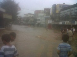 Jalur Kampung Melayu-Matraman Terputus Akibat Banjir