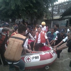 Jusuf Kalla Naik Perahu Karet di Lokasi Banjir Jl Abdullah Syafei