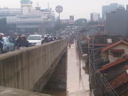 Cililitan-Kalibata Macet Parah, Warga Sibuk Lihat Korban Banjir