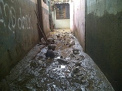 Banjir Surut, Warga Rawajati Mulai Bersihkan Lumpur & Sampah