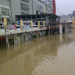 Basement Mega Bekasi Hypermall Terendam Banjir 50 Cm