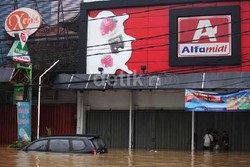 Lautan di Jl Abdullah Syafei: Toko-toko Tutup, Mobil Terendam
