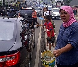 Warga Korban Banjir Minta Sumbangan di Kalibata