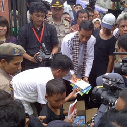 Pakai Baju Betawi, Jokowi Bagikan Buku Tulis di Lokasi Banjir Kalibata