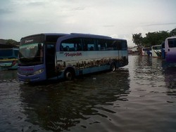 Terminal Terboyo Semarang Tergenang, Penumpang & Sopir Kesal