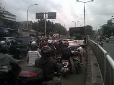 Jl Abdullah Syafei Banjir, Terowongan Pasar Gembrong Ditutup 
