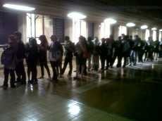 Komuter Jakarta-Bogor Antusias Antre Tiket KRL Gratis