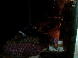 Dampak Banjir di Kampung Pulo, Puluhan Warga Tidur di Emperan Toko