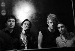 Vokalis Divine Fits Memuji The Brandals