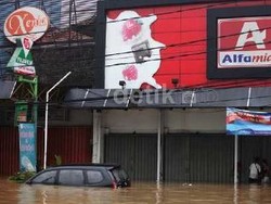 Mobil Terendam Banjir Jakarta