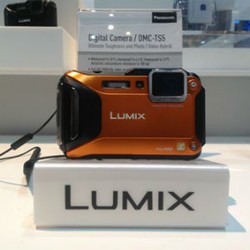 Kamera Compact  Panasonic Dibenamkan NFC