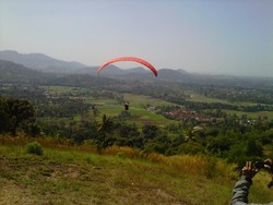 Wush! Terbang dengan Paralayang di Tepi Pantai Anyer