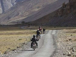 Tur Sepeda Motor Paling Ekstrim, Menyusuri Himalaya!