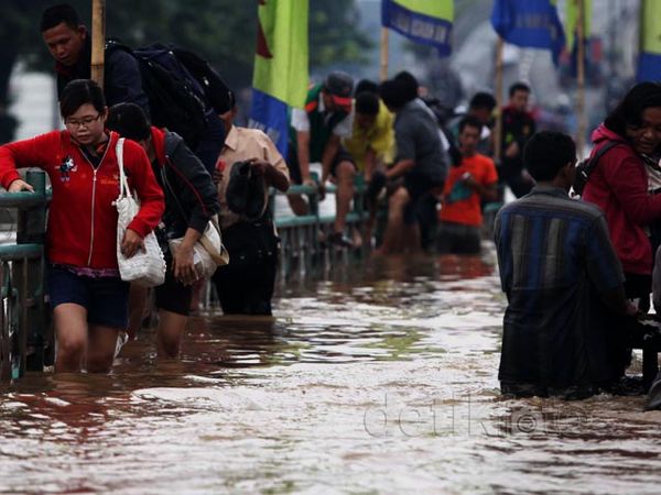 Menembus Banjir dengan Pembatas Jalan